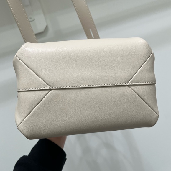 Baginning Genuine Leather Beige Top Hand Minimalist Bucket Bag with Strap NWOT - Picture 11 of 16